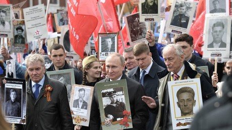 الرئيس فلاديمير بوتين يشارك في مسيرة "الفوج الخالد" بمناسبة الاحتفال بالذكرى الـ 72 لعيد النصر 