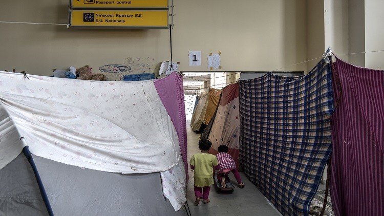 السلطات اليونانية تخلي مطار أثينا القديم من المهاجرين