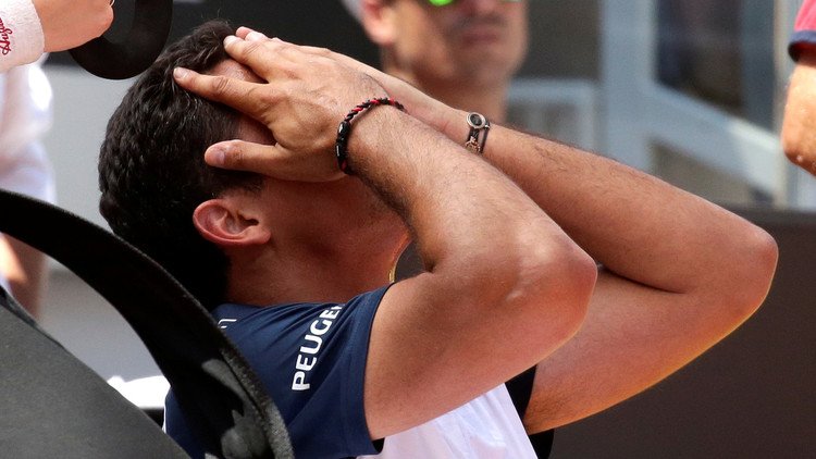 لاعب تنس ينخرط بالبكاء بعد إصابته في رولان غاروس