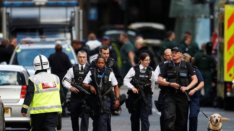رجل أعزل حاول التصدي لمنفذي هجمات لندن يروي التفاصيل