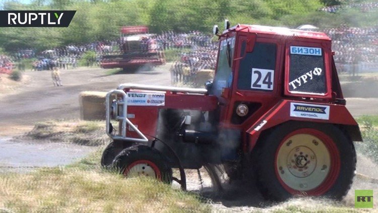 الجرارات تنطلق في "سباقات الثيران البرية" بمقاطعة روستوف 