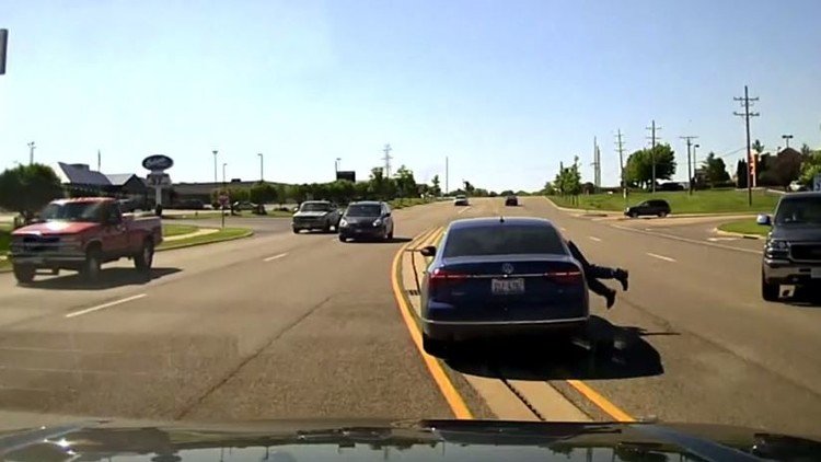 رجل يقفز داخل سيارة لينقذ سائقها (فيديو)