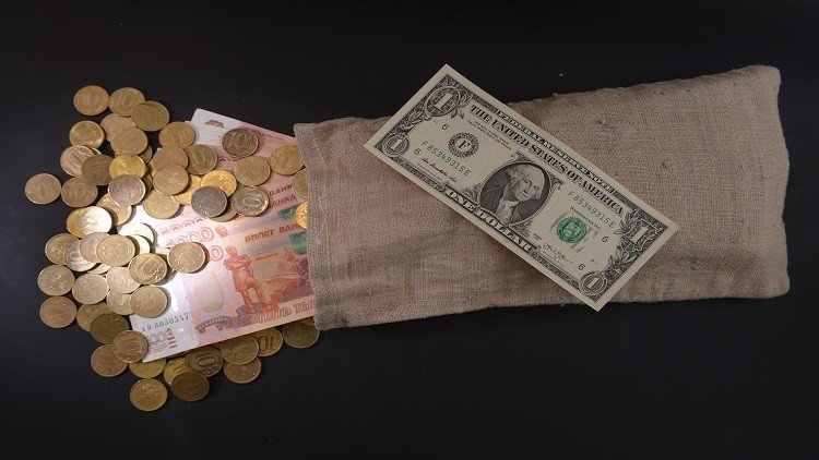 الروبل يصعد أمام الدولار واليورو