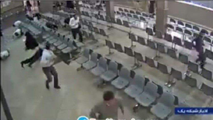 فيديو جديد سجلته كاميرات المراقبة داخل البرلمان الإيراني يظهر وحشية المهاجمين!