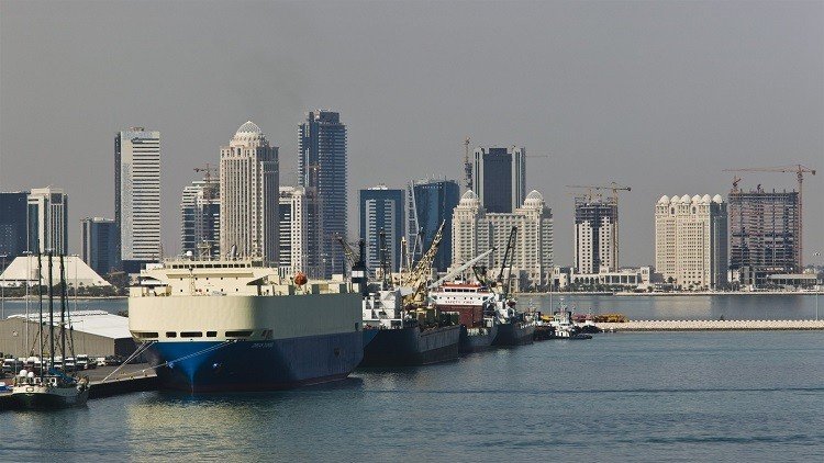 تكدس شحنات الخام القطرية في موانئ الإمارات