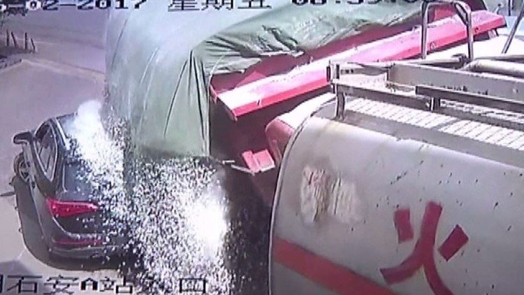 نجاة سائق سيارة بأعجوبة من الدفن حيا بعد ردمه بحصى (فيديو)