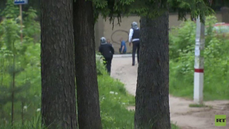 قناص موسكو يصطاد المارة من نافذة بيته