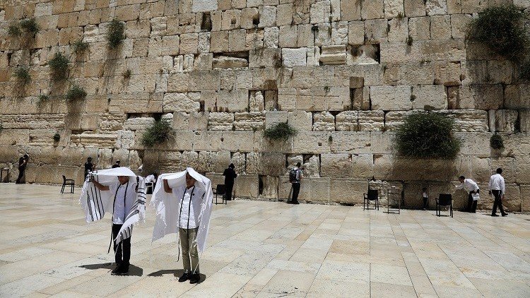 إسرائيلية تتعرى بالكامل أمام حائط البراق  
