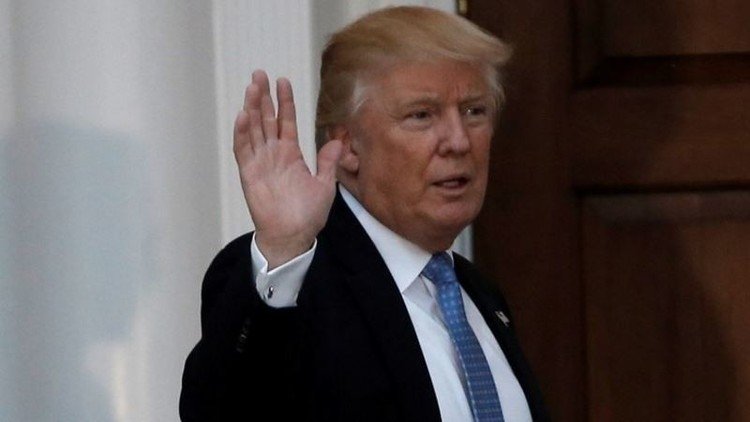 عروسان أمريكيان يلتقطان الصور مع ترامب