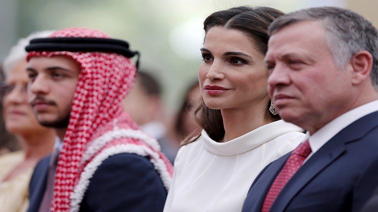 الملكة رانيا العبدالله تتوسط زوجها الملك عبدالله الثاني ونجلها ولي العهد الأمير الحسين بن عبدالله