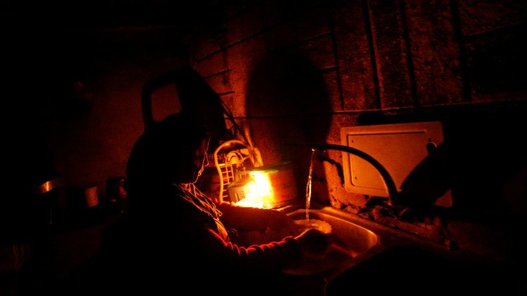 إسرائيل تنوي تخفيض حصة قطاع غزة من الكهرباء