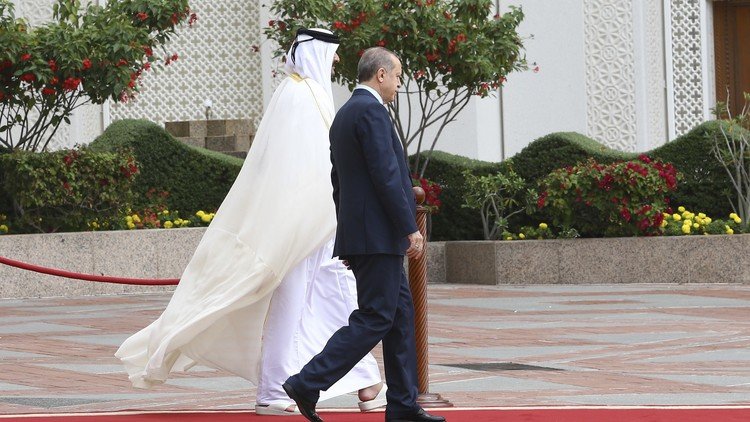 أردوغان ينظم مؤتمرا هاتفيا مع تميم وماكرون لحل الأزمة القطرية