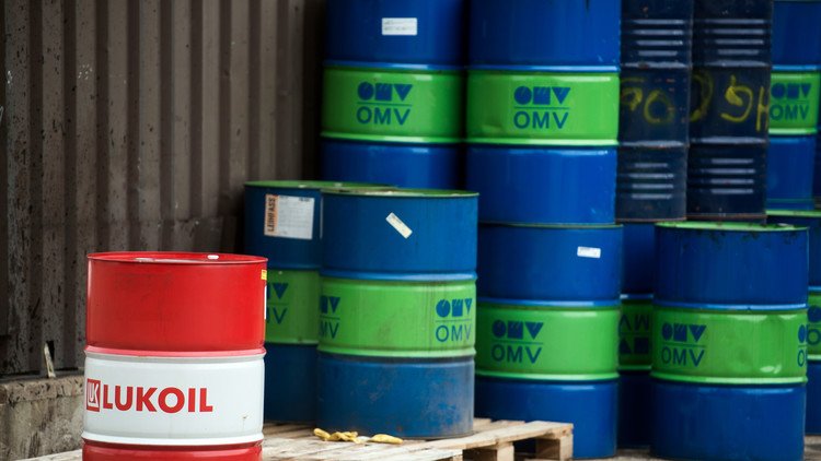 تجار يخبئون النفط لبيعه لاحقا 