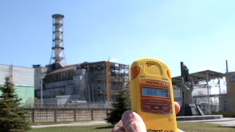 الدخان يتصاعد من مفاعل تشيرنوبل الذري في أوكرانيا