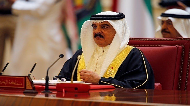 العاهل البحريني يصل أبوظبي في زيارة غير معلنة