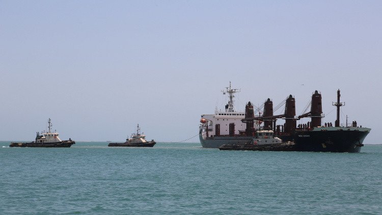 استهداف سفينة إماراتية بصاروخ قبالة اليمن  