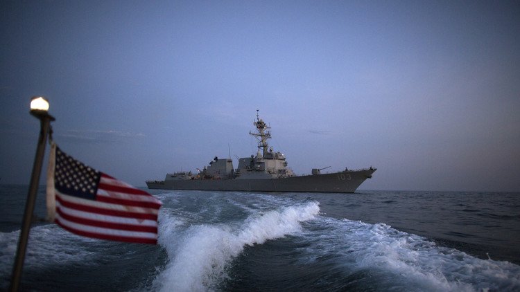 احتكاك بين البحرية الأمريكية والإيرانية بالخليج كاد أن يؤدي إلى إطلاق النار