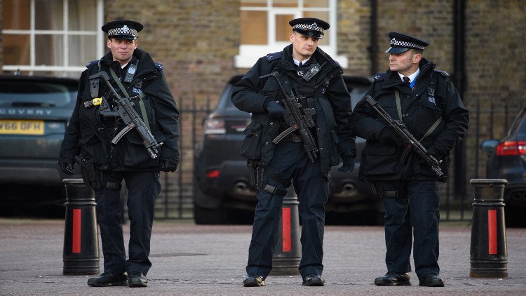 الشرطة البريطانية تعتقل رجلا مسلحا بسكين أمام البرلمان