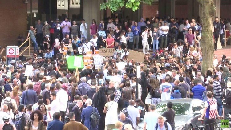 بريطانيا.. متظاهرون يقتحمون مبنى بلدية في لندن احتجاجا على حريق برج سكني (فيديو)