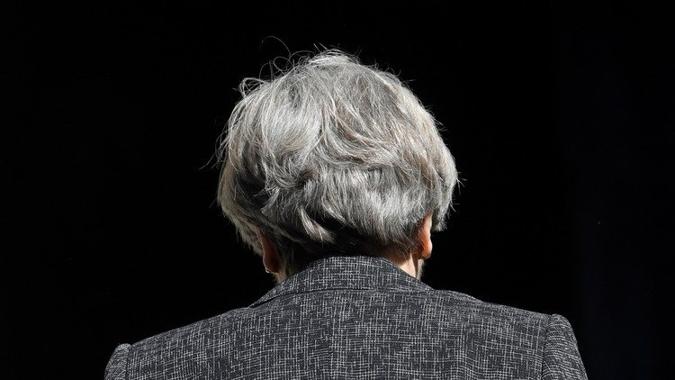 بالفيديو.. متظاهرون يهاجمون رئيسة الوزراء البريطانية على خلفية حريق لندن