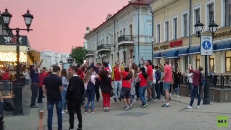 مشجعو كأس القارات في شوارع قازان وباحة مسجدها الكبير