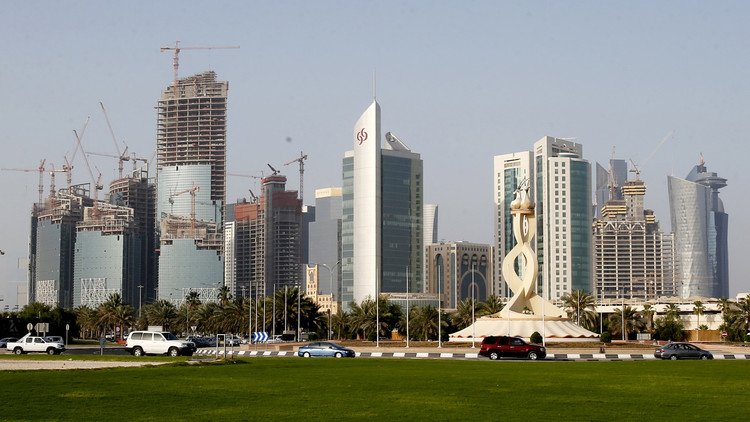 ما حقيقة إلغاء إجازات العاملين الأجانب في قطر؟