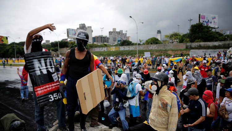 الآلاف يتظاهرون في فنزويلا ضد 
