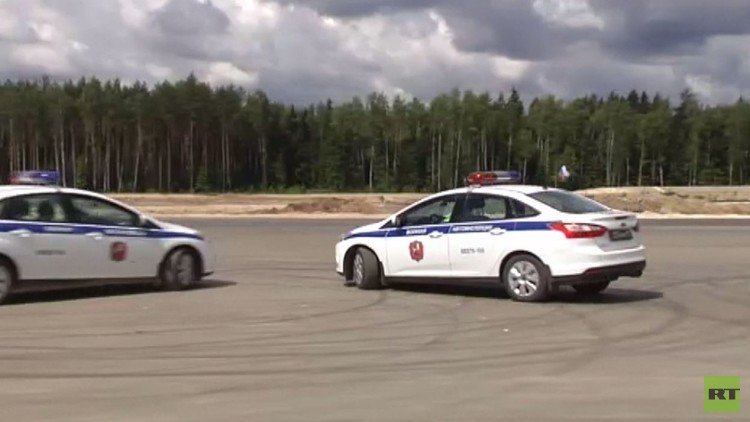 الشرطة الروسية تستعرض مهاراتها في قيادة السيارات