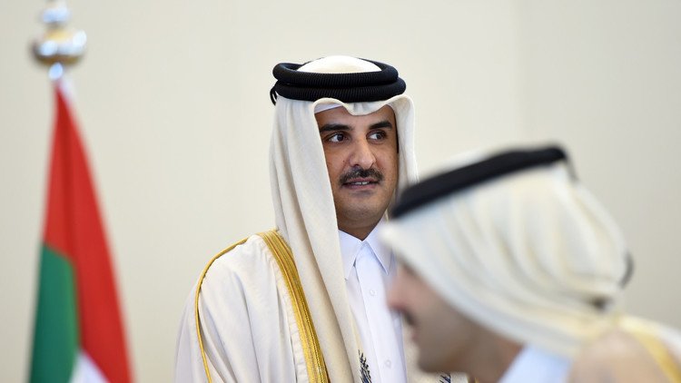 أمير قطر يرد على مطالب جيرانه بقبلة!