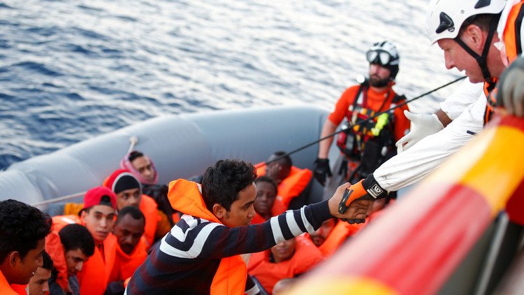 سفينة آيرلندية تنقذ 712 شخصا قرب ليبيا