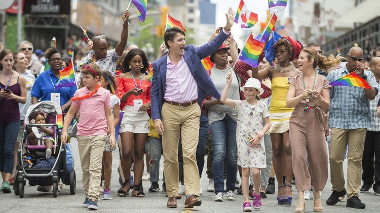 ترودو وجوارب عيد الفطر في مسيرة للمثليين!