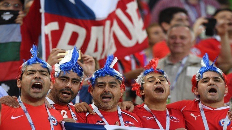 لافتة طريفة من مشجع تشيلي في كأس القارات.. 