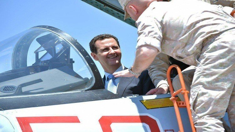الأسد يرد على واشنطن بزيارة قاعدة حميميم