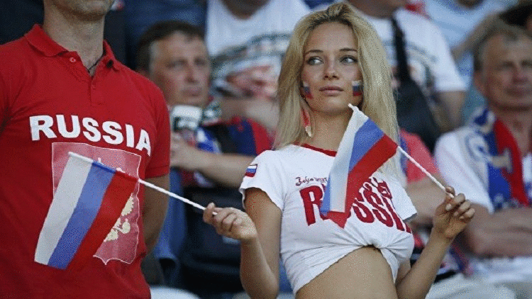 كأس القارات.. مشجعة روسية تفاجئ مذيعا مكسيكيا على المباشر (فيديو)