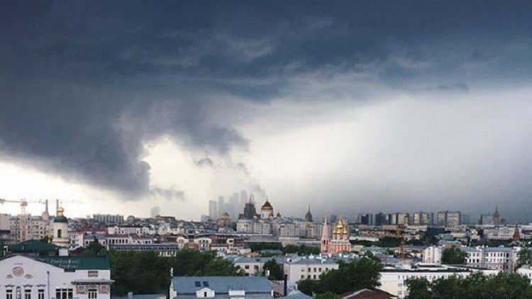 بالفيديو والصور.. قتلى وجرحى بعاصفة قوية ضربت موسكو 