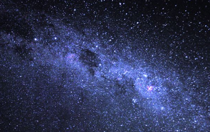 تلسكوب هابل يلتقط صورا مذهلة لمجرات مشعة نادرة الوجود 