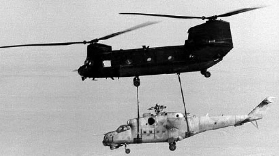 مروحية أمريكية من طراز شينوك تنقل المروحية السوفييتية الضاربة "مي-24" 