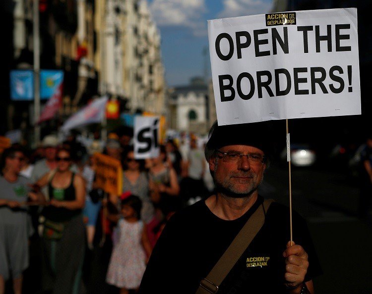 تظاهرة بإسبانيا للمطالبة باستقبال اللاجئين
