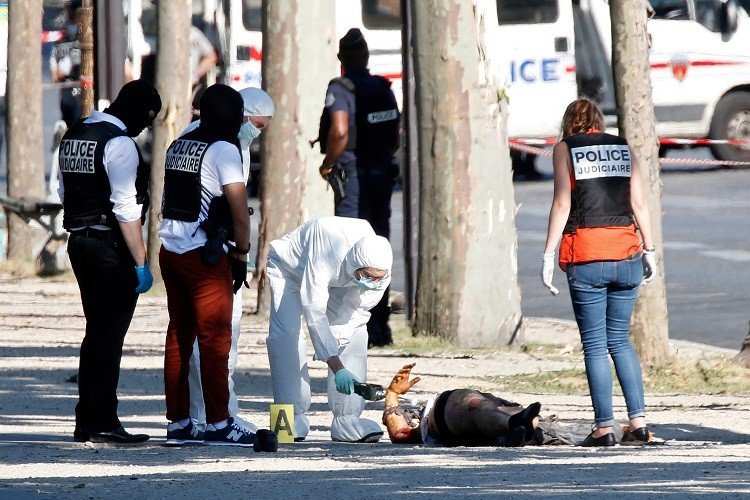 بالصور والفيديو.. تفتيش جثة سائق السيارة الذي صدم دورية للشرطة في باريس