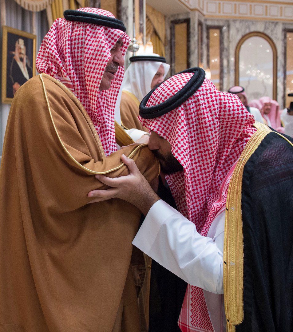 ولي العهد السعودي الأمير، محمد بن سلمان، يقبل يد ولي العهد السابق، مقرن بن عبد العزيز، خلال مراسم المبايعة في مكة المكرمة بالمملكة العربية السعودية