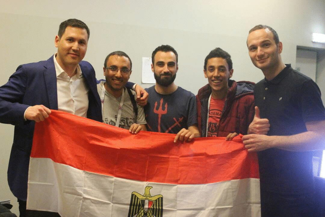 الشاب المصري حاصد جائزة RT يعود إلى وطنه