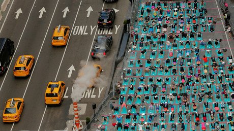 حشد كبير يمارس اليوغا بمناسبة الانقلاب الصيفي في منطقة تايمز سكوير في نيويورك