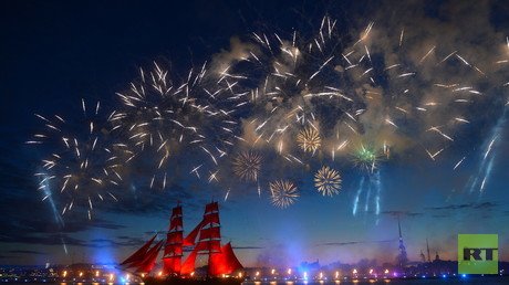 سفينة بـ"أشرعة قرمزية" تعبر نهر النيفا في سان بطرسبورغ احتفاء بتخرج تلامذة المدارس