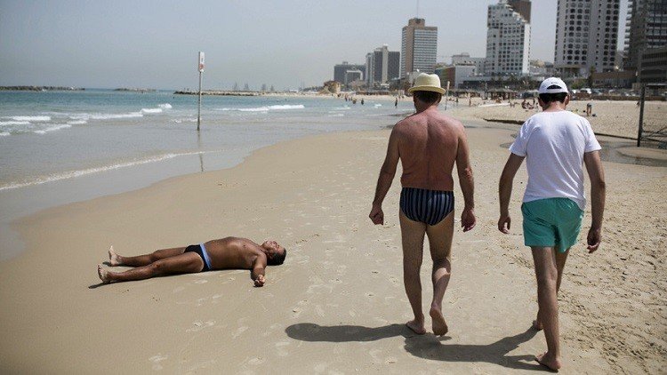 إسرائيل تغرم فلسطينيا لعدم ارتدائه سروال سباحة على الشاطئ