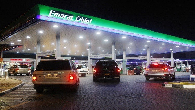 الإمارات وعمان تخفضان أسعار الوقود