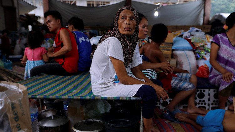 الفلبين.. نزوح 400 ألف شخص من مدينة يسيطر عليها أنصار "داعش"