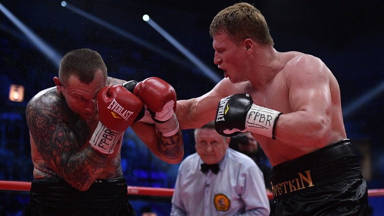 الملاكم الروسي بوفيتكين يفوز على الأوكراني رودينكو