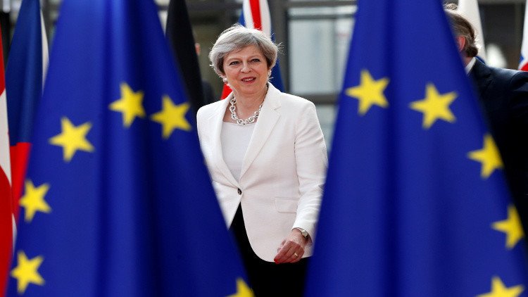 تلغراف: ماي قد تنسحب من محادثات الخروج من الاتحاد الأوروبي