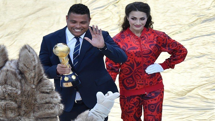 رونالدو يحمل كأس القارات إلى ملعب سان بطرسبورغ