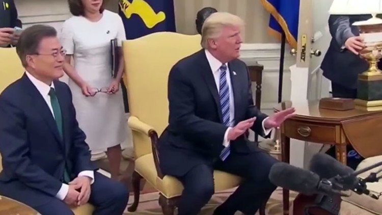 شاهد بالفيديو.. حارس ترامب ينقذه من ضربة مصباح في المكتب البيضاوي